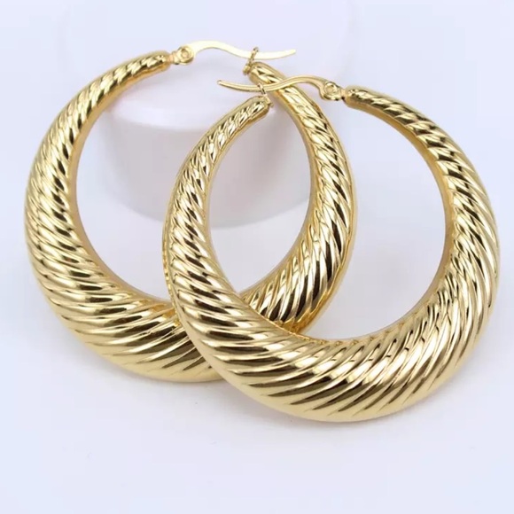 NEW 18K Yellow Gold Round Hoop Earrings - Picture 2 of 4